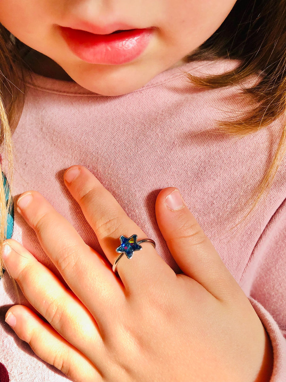 Miniature : Bague étoile bleue nuit sur la main d’une petite fille