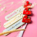 marque page en bois et résine avec coeur rouge et personnalisation avec marqué mamie, marraine ...