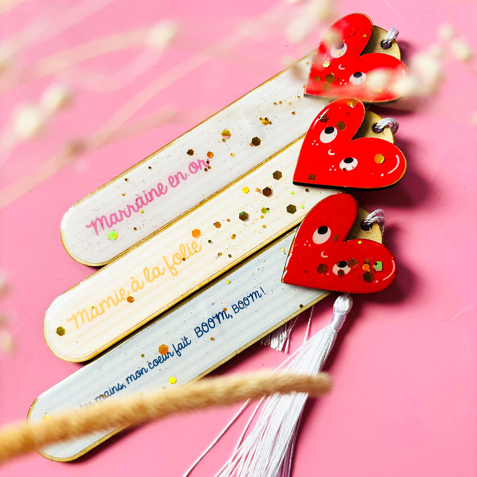 marque page en bois et résine avec coeur rouge et personnalisation avec marqué mamie, marraine ...