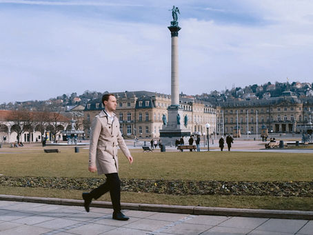 Mann geht über Stuttgarter Schlossplatz