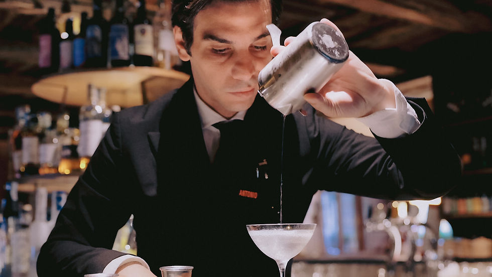 Barkeeper bereitet Cocktail zu