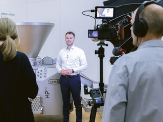 Filmset mit Mann vor der Kamera