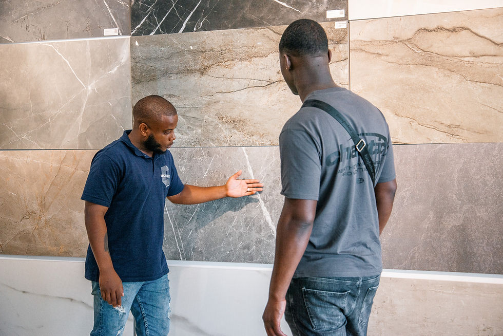 Wandtegel advies in de showroom van Tegeldepot Suriname