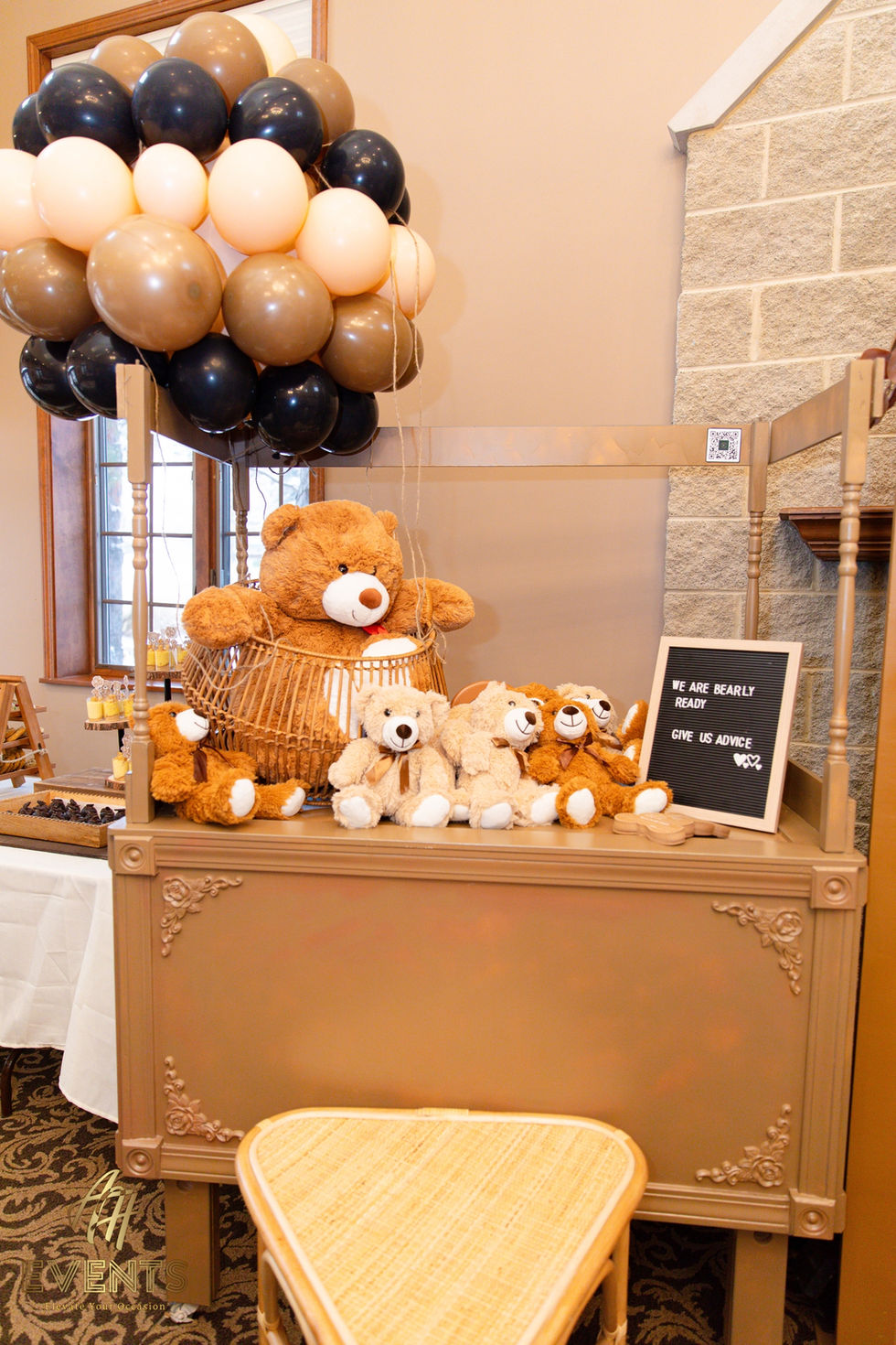 bear theme baby shower with arches and props