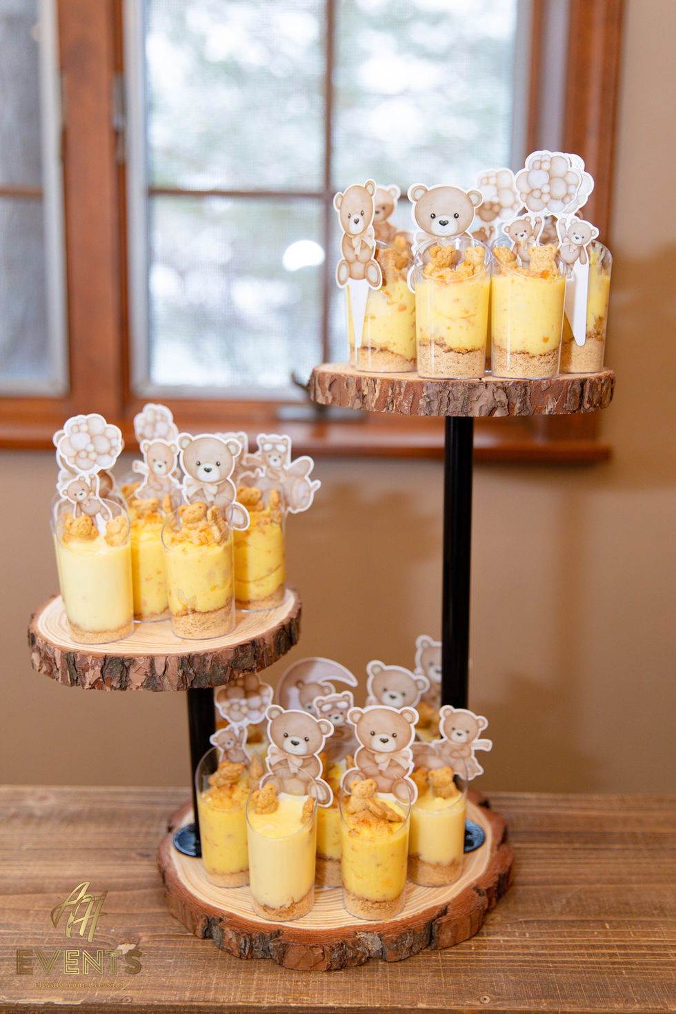 bear theme baby shower with arches and props