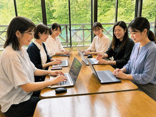 自然光溢れる6人で栄養について語り合う会