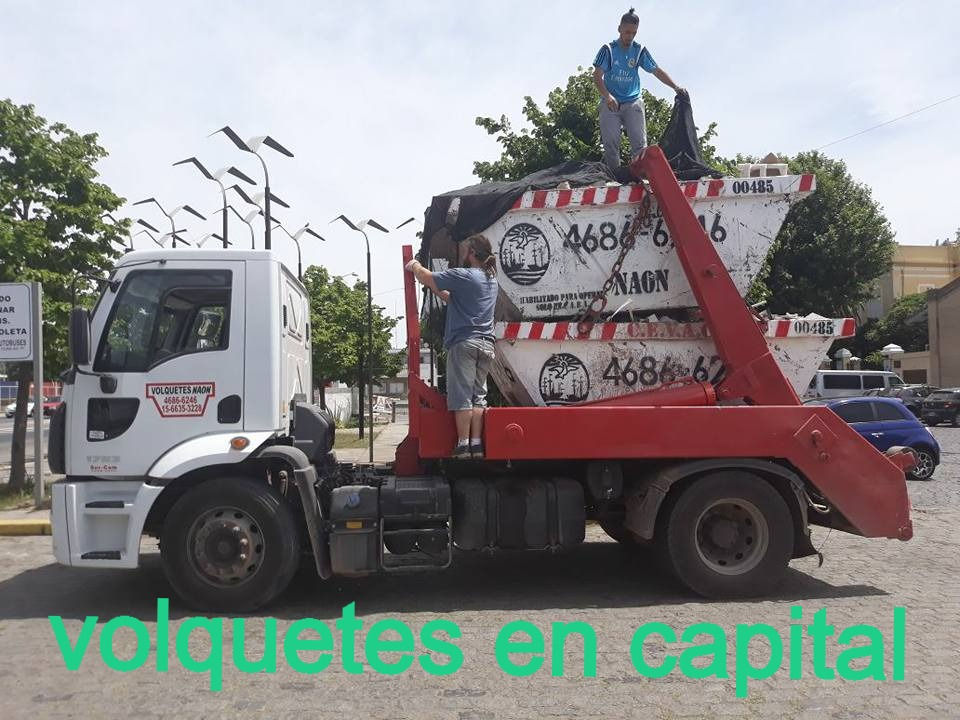 Miniatura: un camión de volquetes  con un doblete 