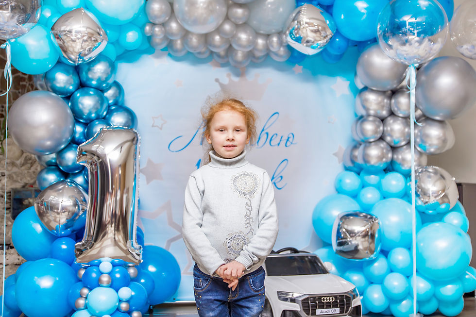 Прев'ю: Фотозона на рочок хлопчику в блакитно-синьому стилі з кульками, цифрою 1 і пір’ям, Запоріжжя