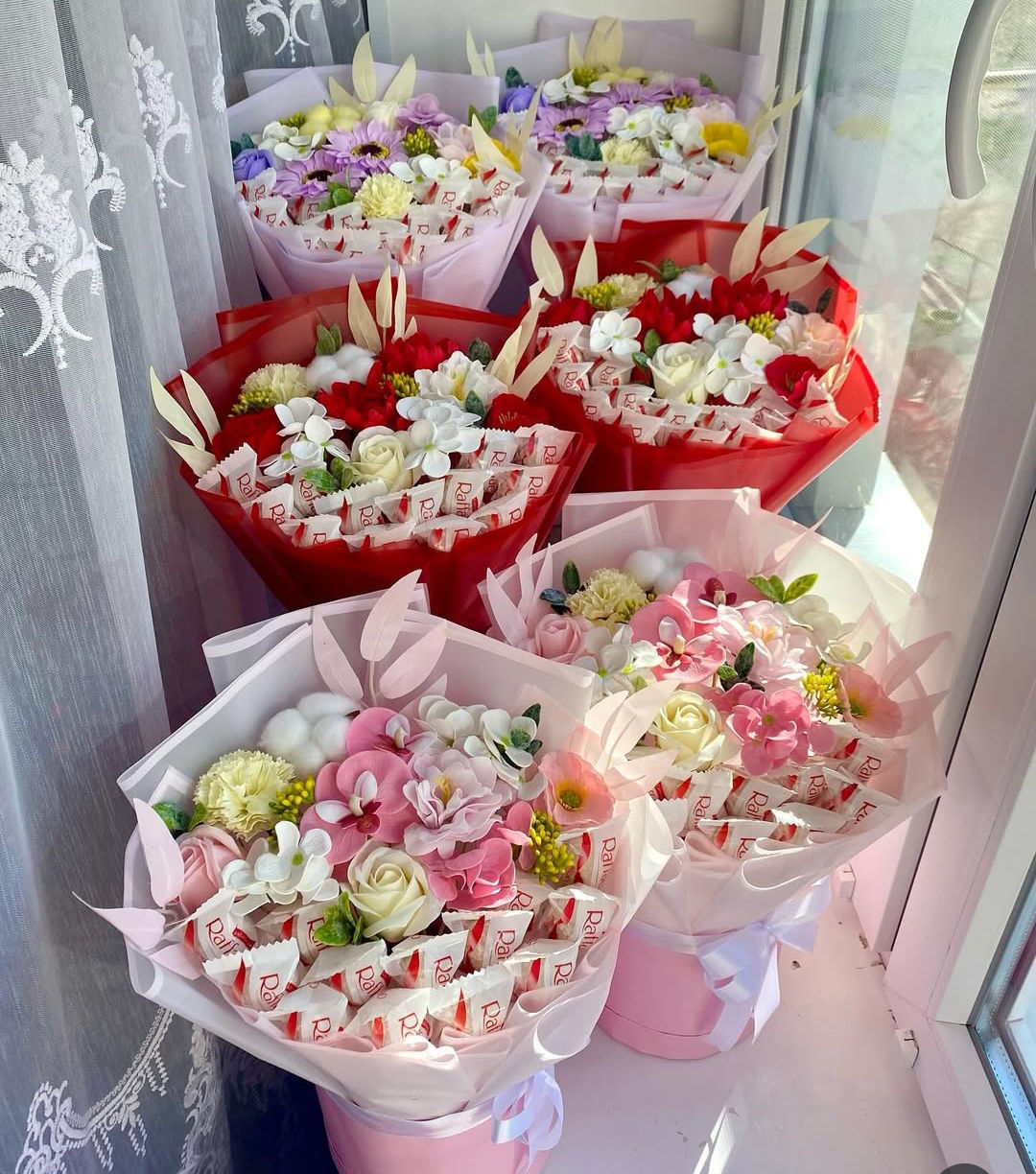 Подарункова коробка з квітами та цукерками