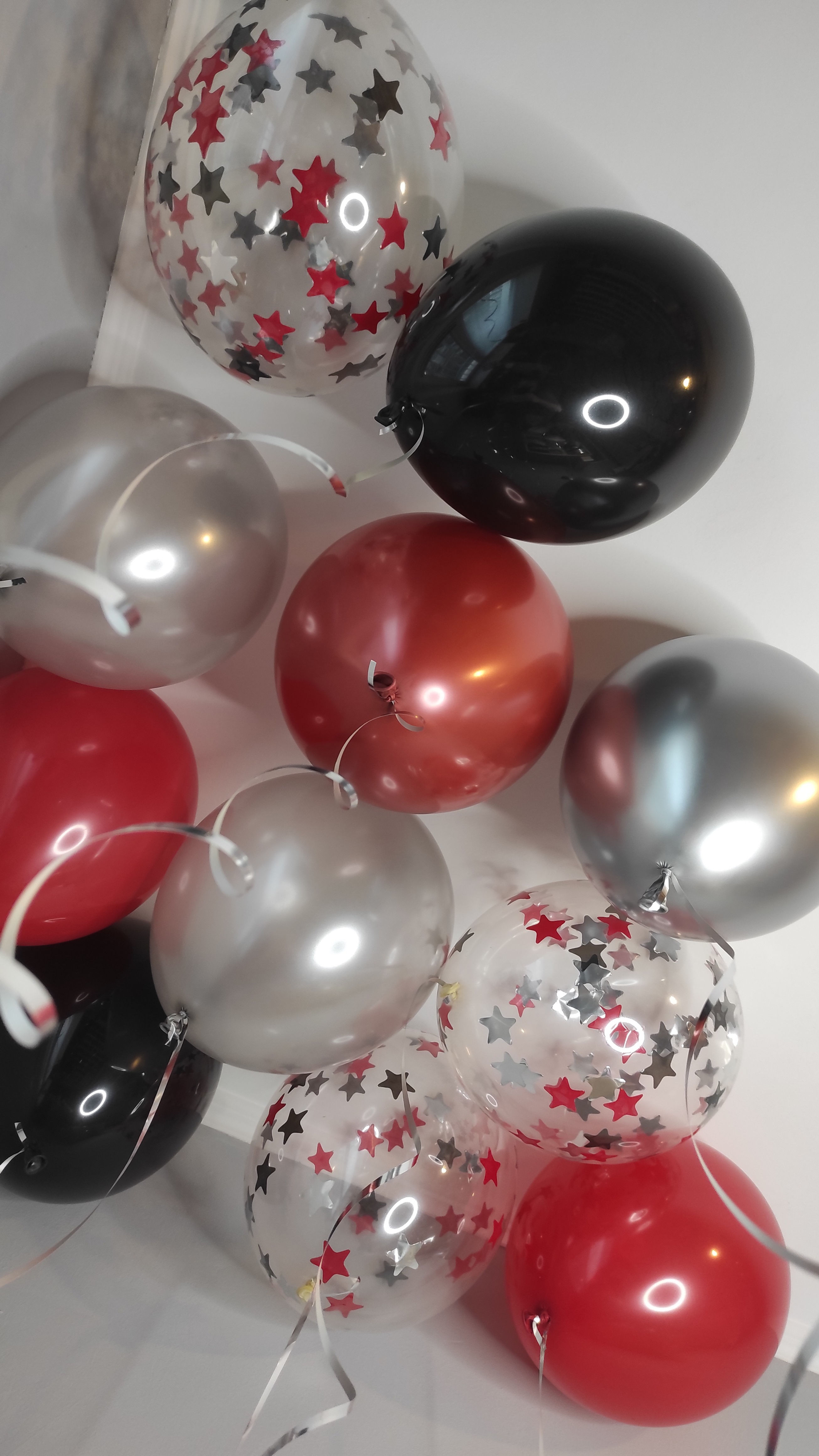 Гелієві кулі під стелю