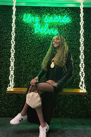 "Uma sacada Bela" neon sign, Alessandra Martins em balanço