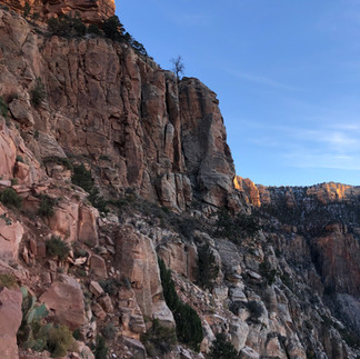Penhascos íngremes ao pôr do sol