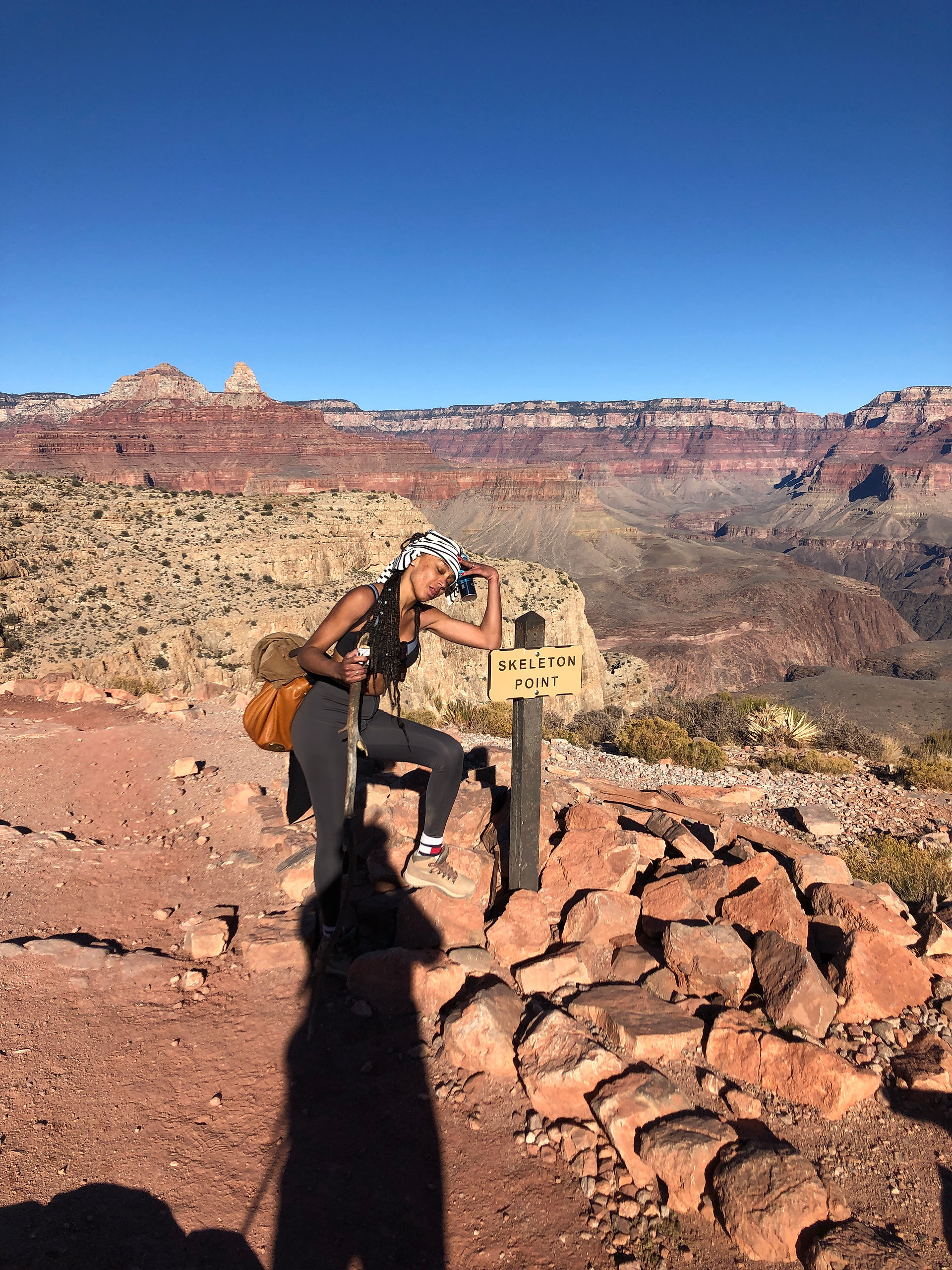Alessandra Martins, exausta em trilha, placa de Grand Canyon