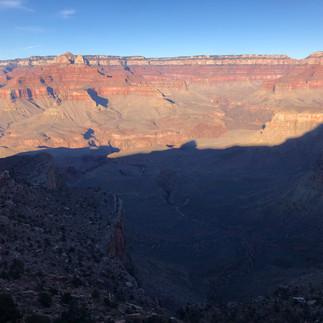 Desfiladeiro belo ao pôr do sol