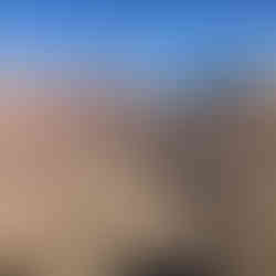 Paisagem desértica com rochas e montanhas