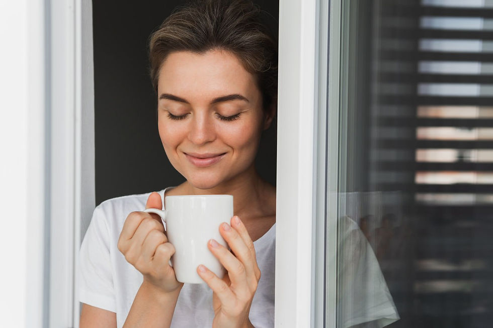 Beber café por las mañanas se ha vuelto casi un ritual sagrado. Para millones de personas, “sin café no funciono” es más que una frase, es una identidad. Pero… ¿y si te dijera que el café no es la mejor bebida para empezar el día? ¿Y si la energía que te da, en lugar de ayudarte, te está saboteando?