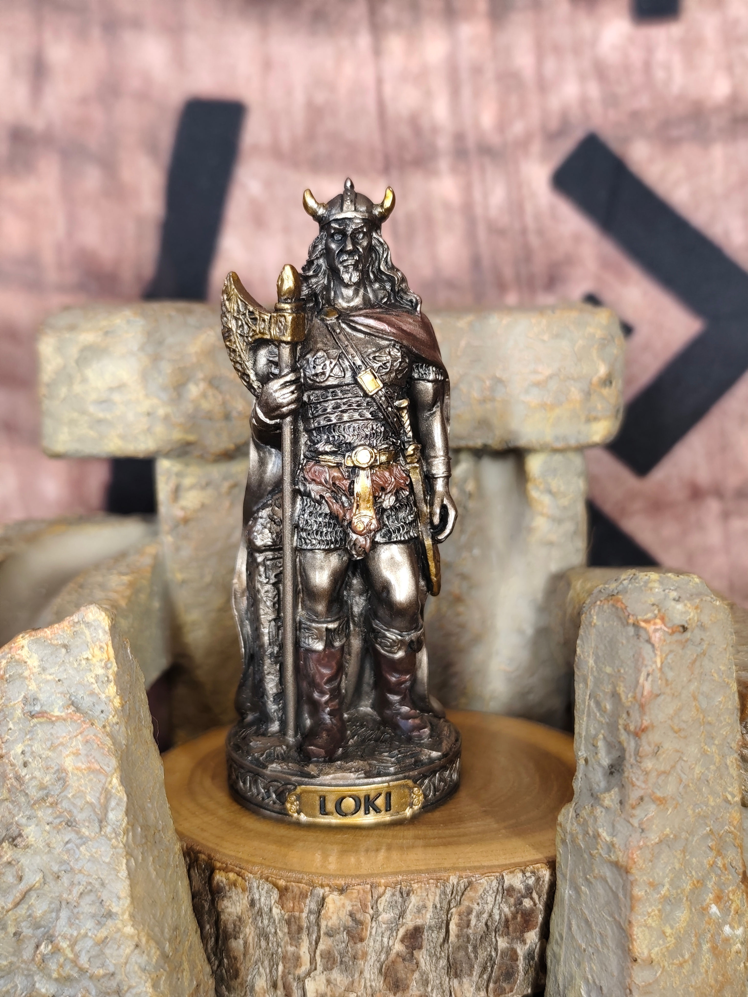 Statuette Loki en résine 8,5 cm : dieu nordique farceur, posture rusée, casque à cornes et armure, finition bronze