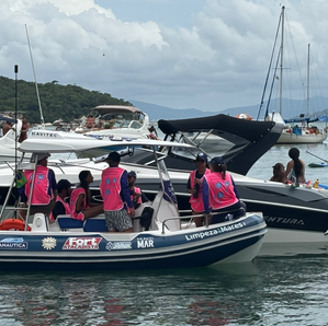 Turma do Limpeza dos Mares realiza blitz para conscientizar sobre a preservação ambiental