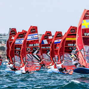 Campeonato do Mundo iQFOiL Sub-23 começa em Portimão com ventos fortes e jovens talentos em destaque
