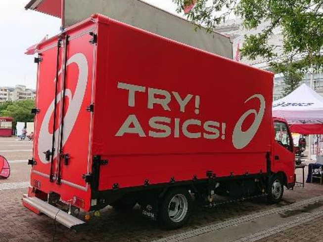 ASICSのステージ型ADトラック