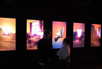 zwei Personen stehen vor mehreren kleinen LED Screens