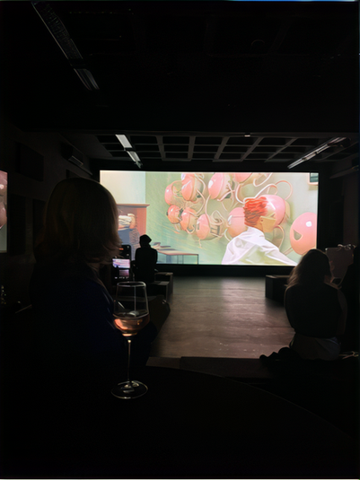 Besucher der Kunstausstellung "Contract of Fiction" im P61 in Berlin, blicken auf ein digitales bewegliches Kunstwerk im Videoformat.