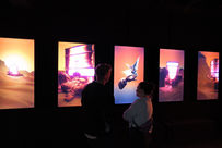 Zwei Personen stehen vor mehreren LED Screens