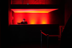 P61 Gallery Garderobe mit rotem Licht und einer Person