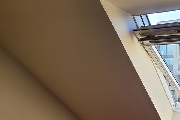 Malet værelse med gul maling