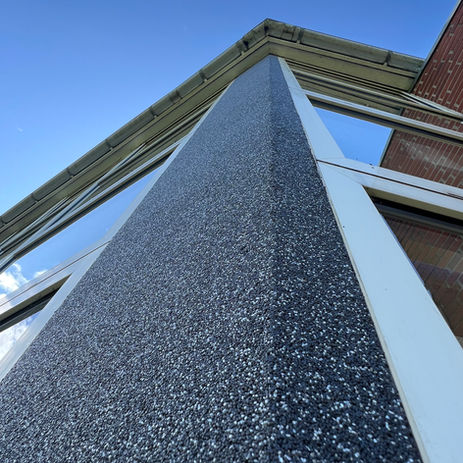 Smuk renoveret facade med elegant lysegrå mosaik puds