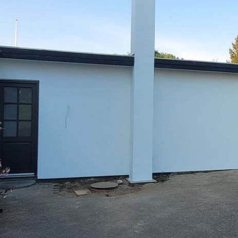 En frontvæg med nyrenoveret facade