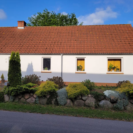 Et hus med renoveret facade