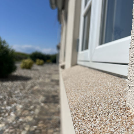 Solbænken dækket med smuk mosaik puds