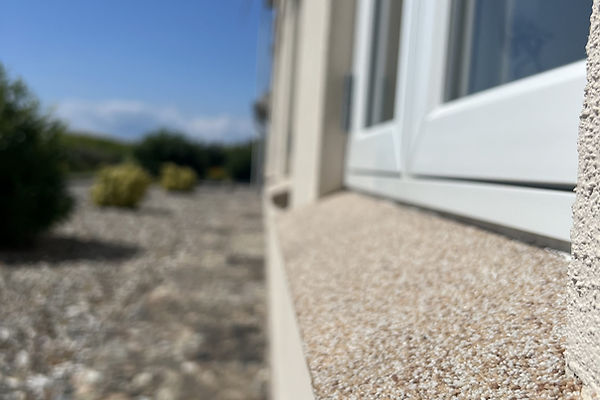 sålbænk dækket med mosaik puds