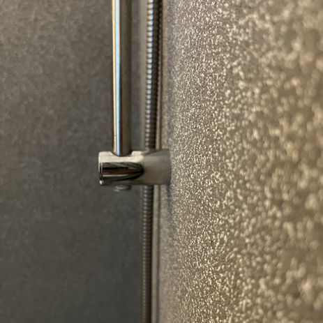 Badeværelse efter renovering med en elegant kombination af hvide gulvfliser og smuk grå mosaikpuds