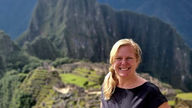 Žena před Machu Picchu