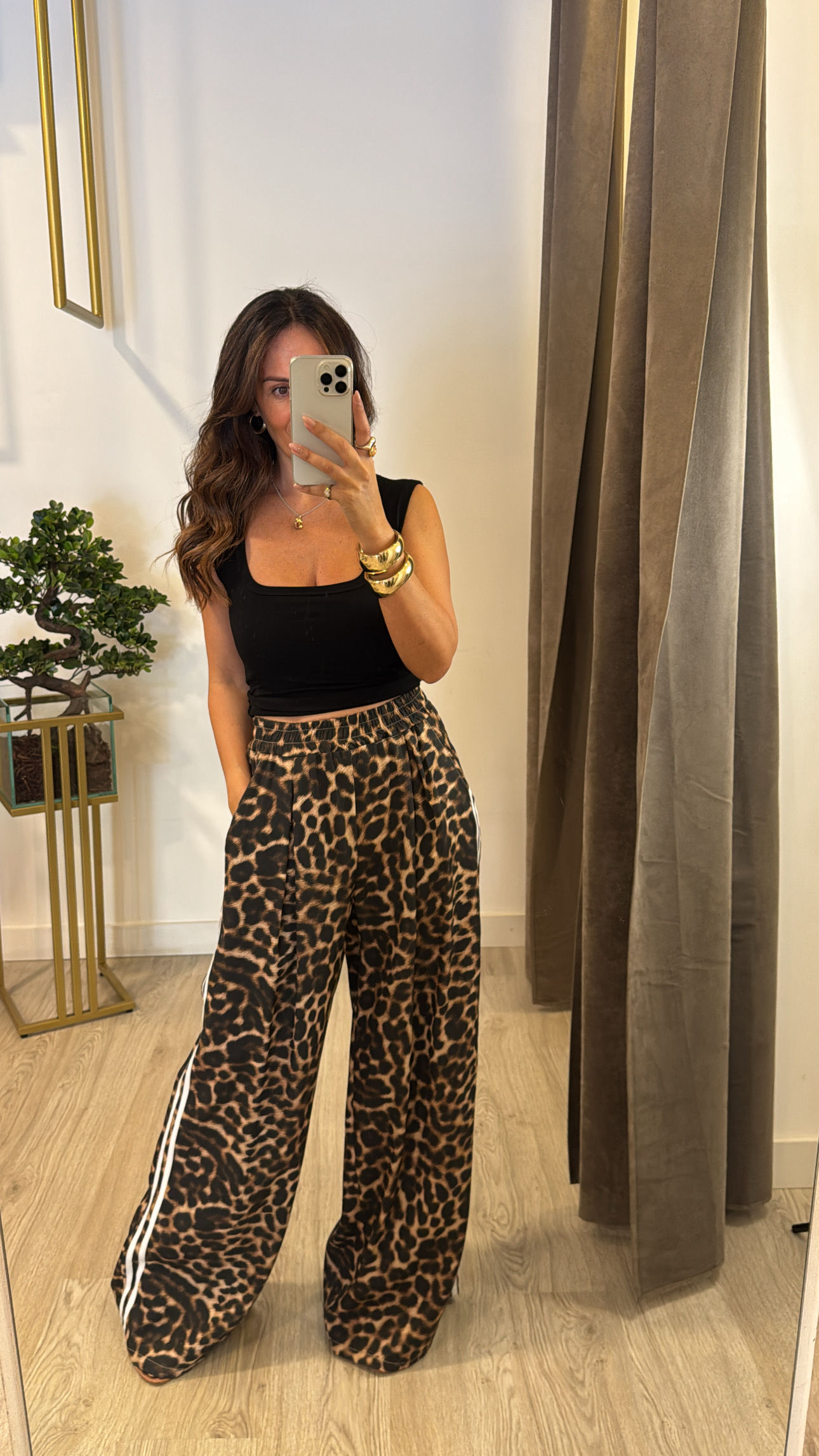 Calça padrão leopardo com riscas brancas laterais 