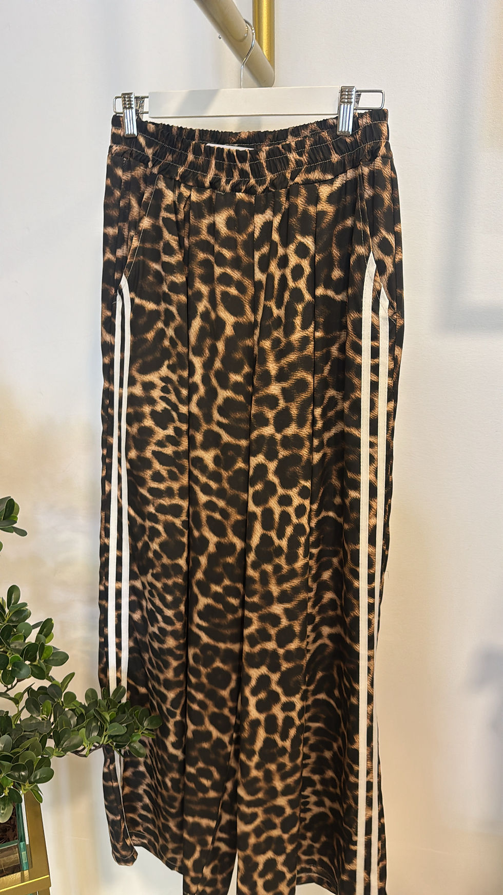 Thumbnail: Calça padrão leopardo com riscas brancas laterais 
