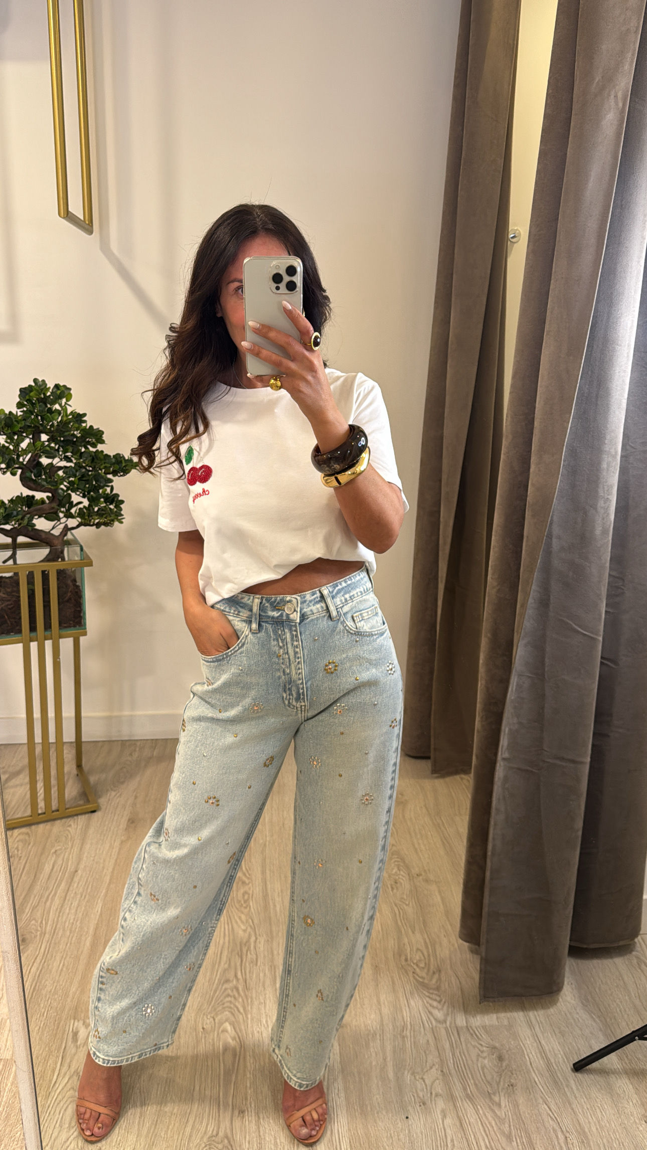 Calça de ganga com tachas em dourado