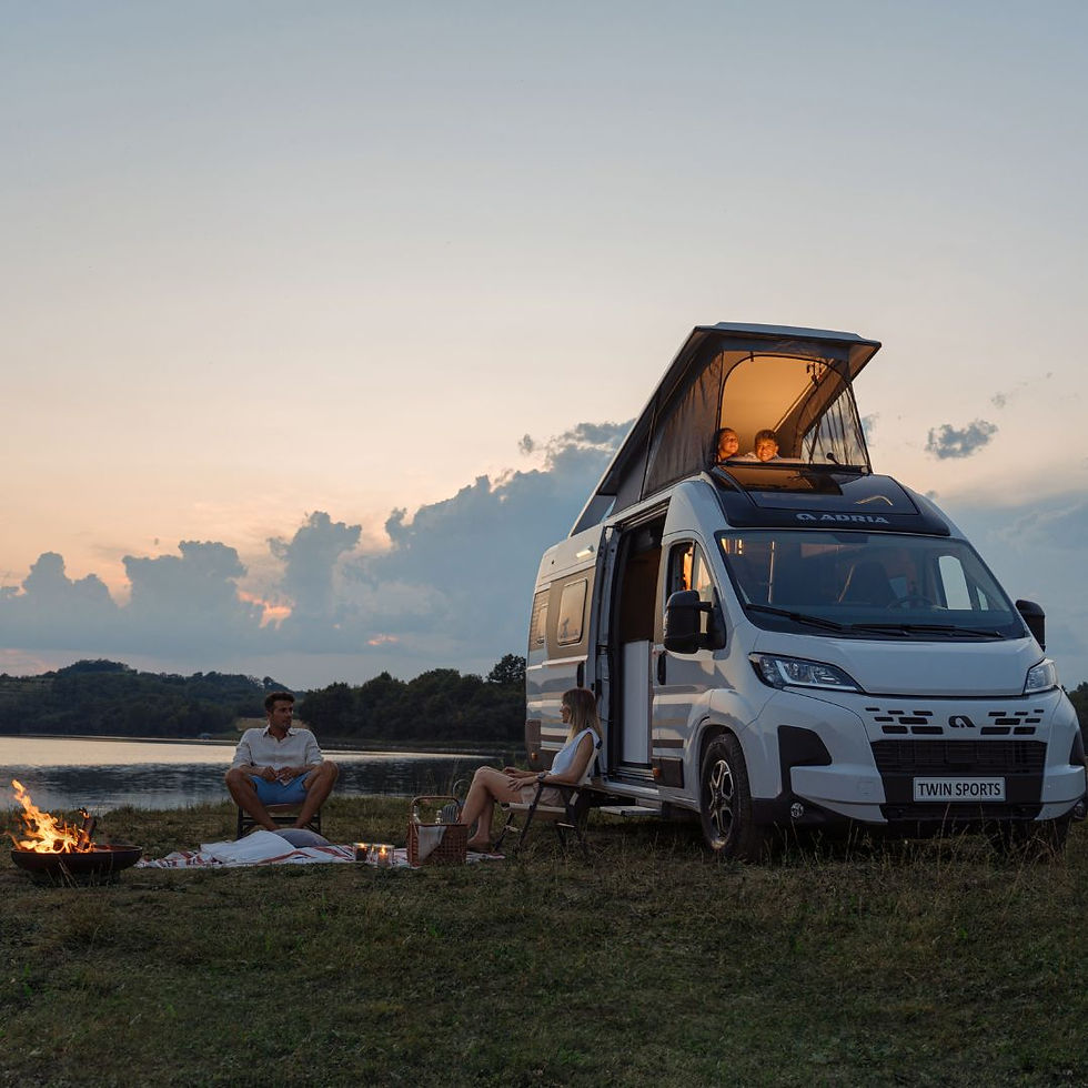 Bobil ved vann med bålkos