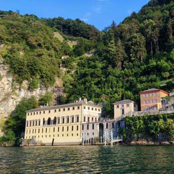 Villa Pliniana a Torno, vista da una barca a remi, nel Comune di Torno è circondata dal bosco.