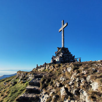 Il sentiero che porta alla Croce di vetta del Monte Bolletone con il suo cielo blu.