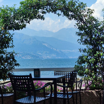 Cena con vista lago di Como incorniciata da rose bianche, Bellano.