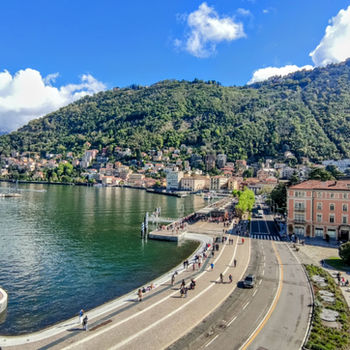 Piazza Cavour con il suo lungo lago e i palazzi circostanti, visto dall'alto.
