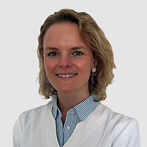 Dr Caroline_edited.jpg