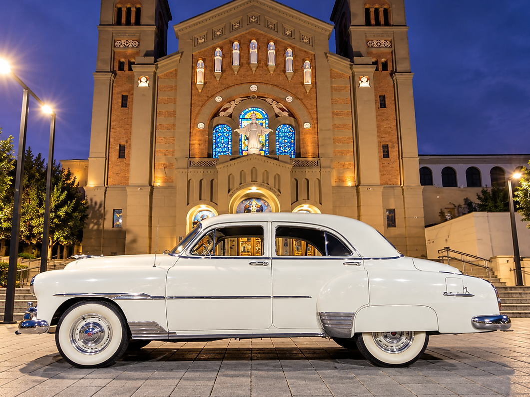 Carro antigo para casamento Chevrolet Deluxe 1951 marfim na Igreja