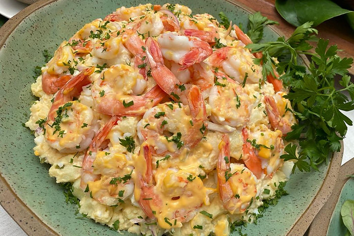 Salada de batatas com camarões, cebola roxa, ervas frescas e maionese artesanal.jpg