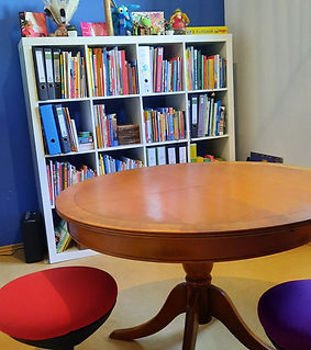 Nachhilfe Raum Bücherregal und Tisch