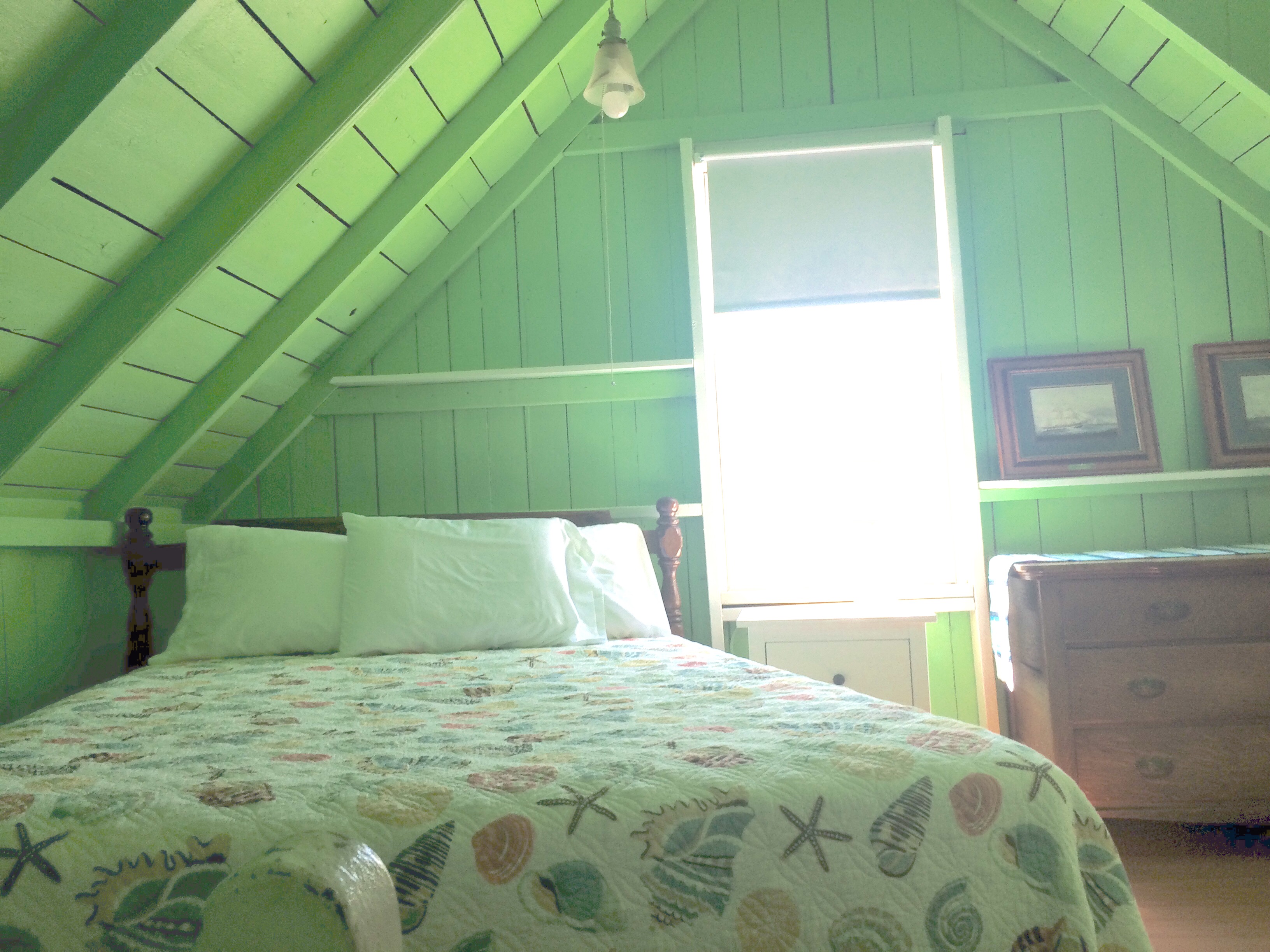 Green Bedroom, The Flying Seahorse