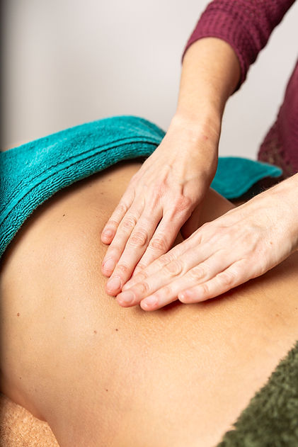 Séance de massage du ventre Chi Nei Tsang au cabinet d'Angers de Laureen Gautier